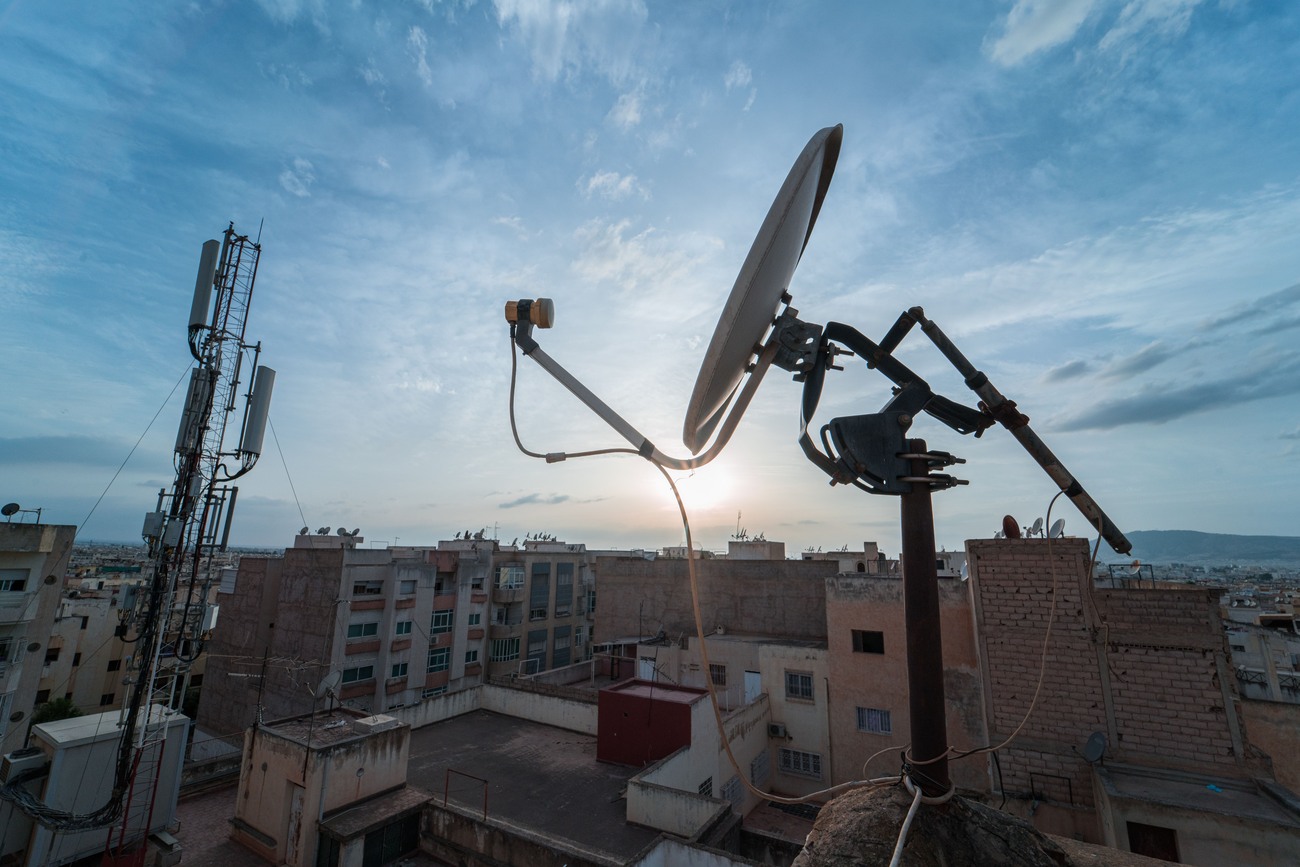 tv-satellite-dish-with-sunset-sky-in-the-backgroun-ABUBFQP.jpg